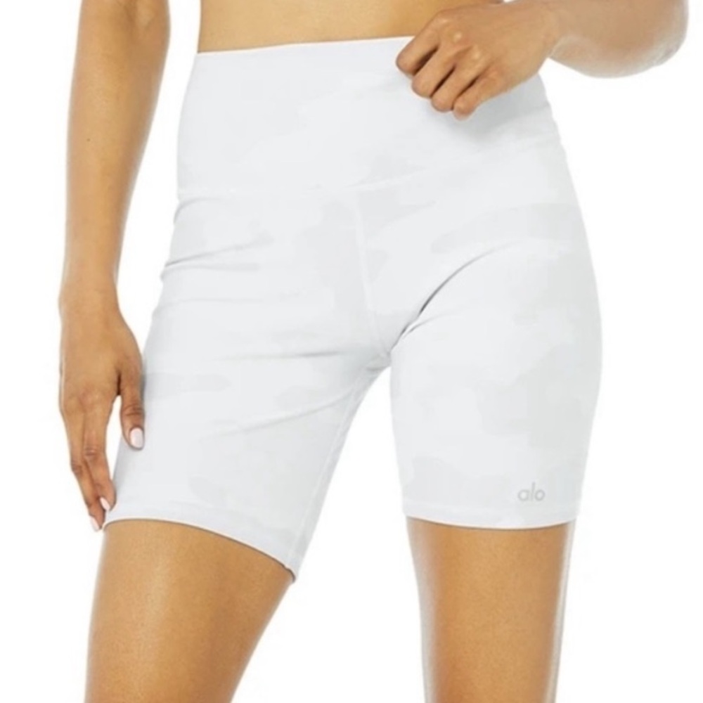 Alo Yoga 7”
High-Waisted Biker Shorts: White Camouflage